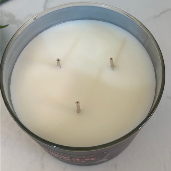 New Bath & Body Works 3 Wick Candle Large Stranger Things Eddie's Leather Jacket - Picture 3 of 5